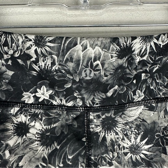 Lululemon Gray Black Flowabunga Floral Cropped Athletic Athleisure Leggings 4 - Picture 3 of 4